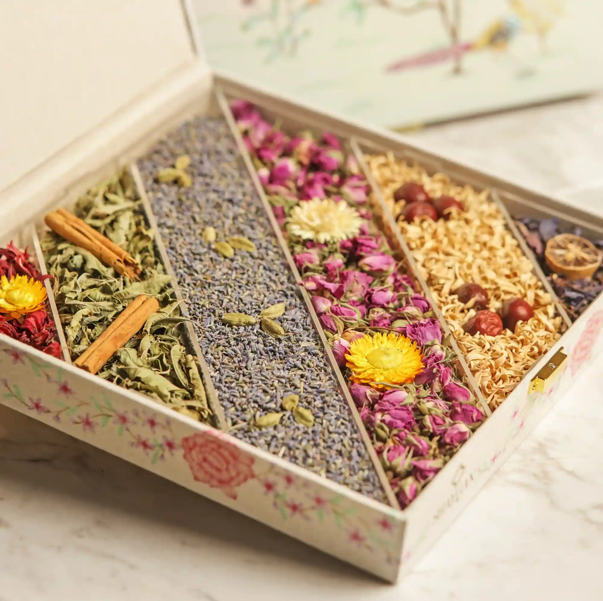 Corporate gifts with saffron and tea Dubai